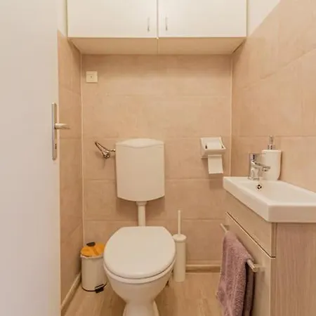 Roomy 80sqm At Center Free Parking Space, Ac & Balcony, Separate Ac In Four דירה בודפשט