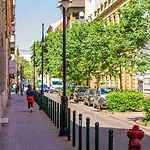 Roomy 80sqm At Center Free Parking Space, Ac & Balcony, Separate Ac In Four * Budapeszt