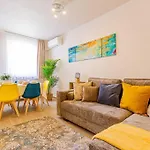公寓 Roomy 80sqm At Center Free Parking Space, Ac & Balcony, Separate Ac In Four