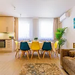 公寓 Roomy 80sqm At Center Free Parking Space, Ac & Balcony, Separate Ac In Four