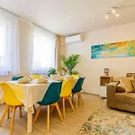 Roomy 80sqm At Center Free Parking Space, Ac & Balcony, Separate Ac In Four * Budapeszt