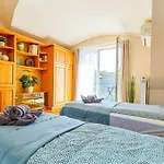 Apartament Roomy 80sqm At Center Free Parking Space, Ac & Balcony, Separate Ac In Four Budapeszt