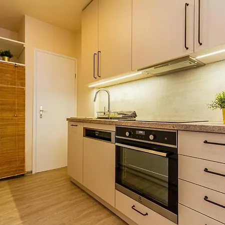 Roomy 80sqm At Center Free Parking Space, Ac & Balcony