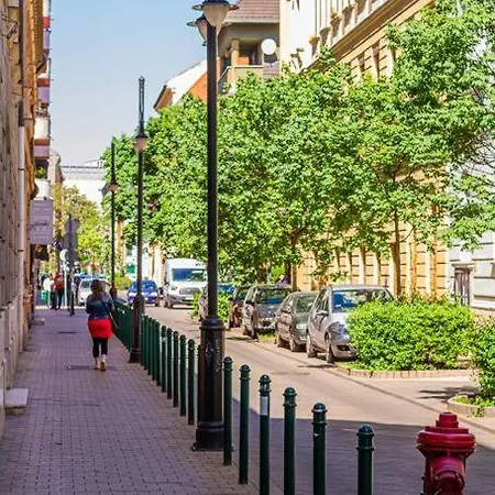 Roomy 80sqm At Center Free Parking Space, Ac & Balcony * Budapest