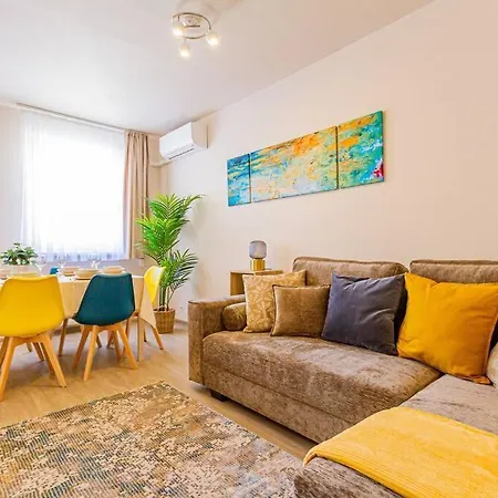 Apartment Roomy 80sqm At Center Free Parking Space, Ac & Balcony