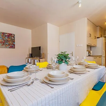 Apartamento Roomy 80sqm At Center Free Parking Space, Ac & Balcony