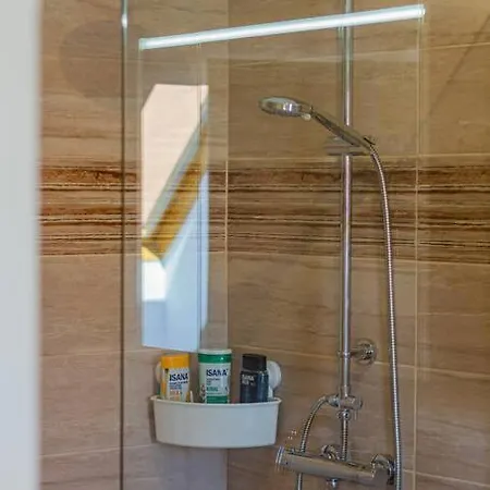 Roomy 80sqm At Center Free Parking Space, Ac & Balcony, Separate Ac In Four * 布达佩斯