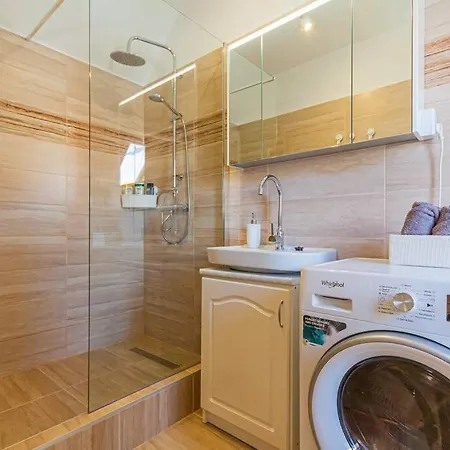 Roomy 80sqm At Center Free Parking Space, Ac & Balcony *