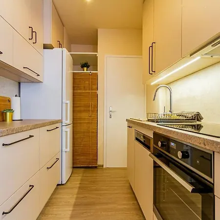 Apartamento Roomy 80sqm At Center Free Parking Space, Ac & Balcony *