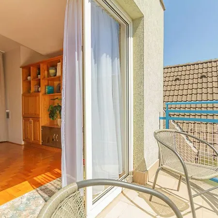 Roomy 80sqm At Center Free Parking Space, Ac & Balcony
