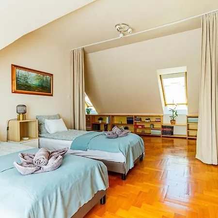 Roomy 80sqm At Center Free Parking Space, Ac & Balcony Apartment