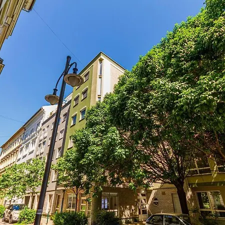 Roomy 80sqm At Center Free Parking Space, Ac & Balcony Budapest