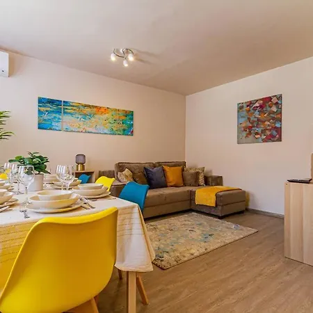 Roomy 80sqm At Center Free Parking Space, Ac & Balcony *