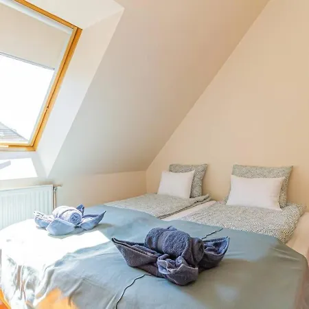 Roomy 80sqm At Center Free Parking Space, Ac & Balcony
