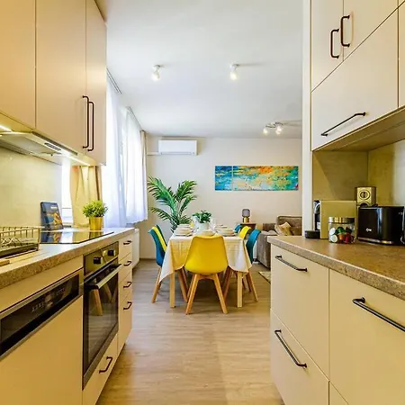 Roomy 80sqm At Center Free Parking Space, Ac & Balcony *