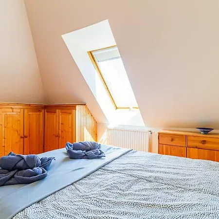 Roomy 80sqm At Center Free Parking Space, Ac & Balcony
