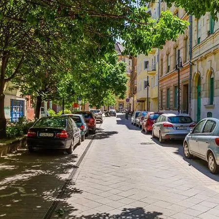 Apartment Roomy 80sqm At Center Free Parking Space, Ac & Balcony *