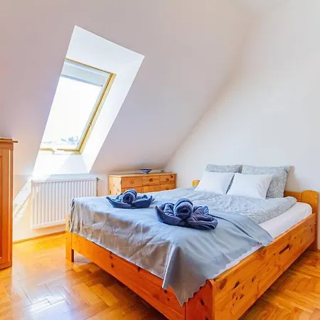 Roomy 80sqm At Center Free Parking Space, Ac & Balcony, Separate Ac In Four Lejlighed Budapest