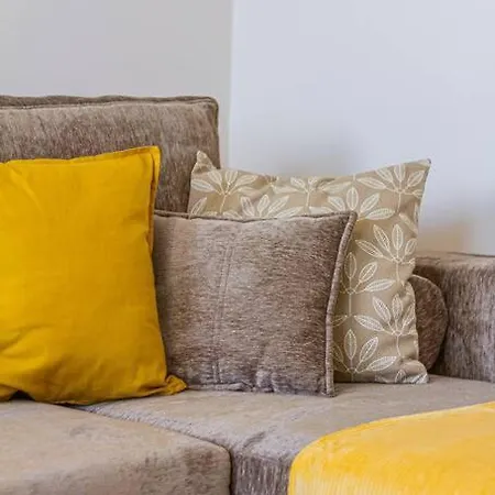 Roomy 80sqm At Center Free Parking Space, Ac & Balcony