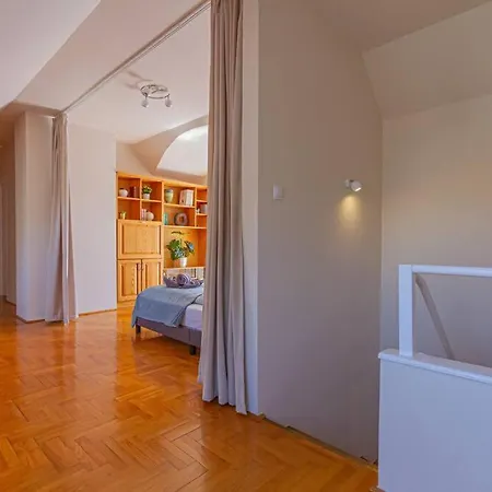 Roomy 80sqm At Center Free Parking Space, Ac & Balcony, Separate Ac In Four 公寓 布达佩斯