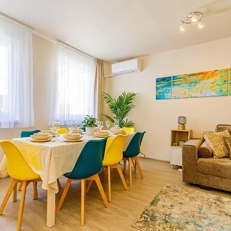 Roomy 80sqm At Center Free Parking Space, Ac & Balcony * Budapest