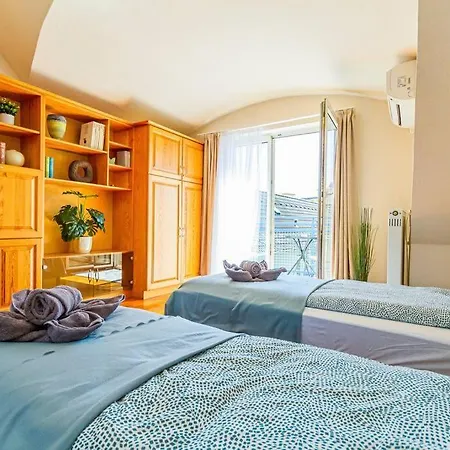 公寓 Roomy 80sqm At Center Free Parking Space, Ac & Balcony, Separate Ac In Four 布达佩斯