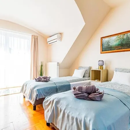 Roomy 80sqm At Center Free Parking Space, Ac & Balcony